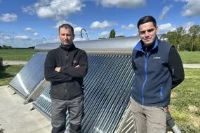 deux personnes devant une installation de solaire thermique