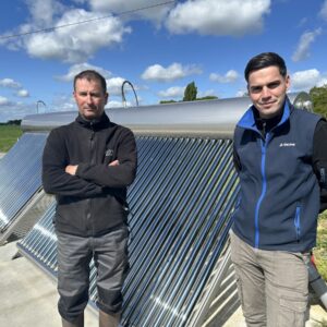 deux personnes devant une installation de solaire thermique