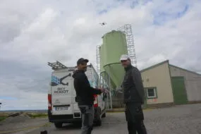 Deux personnes devant un poulailler