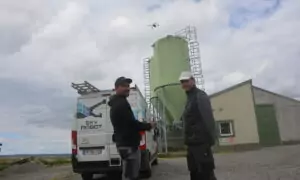 Deux personnes devant un poulailler