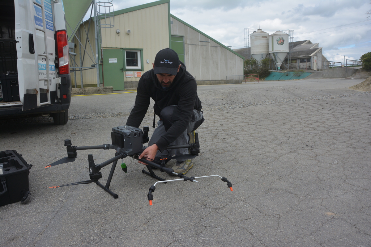 Une personne avec un drone