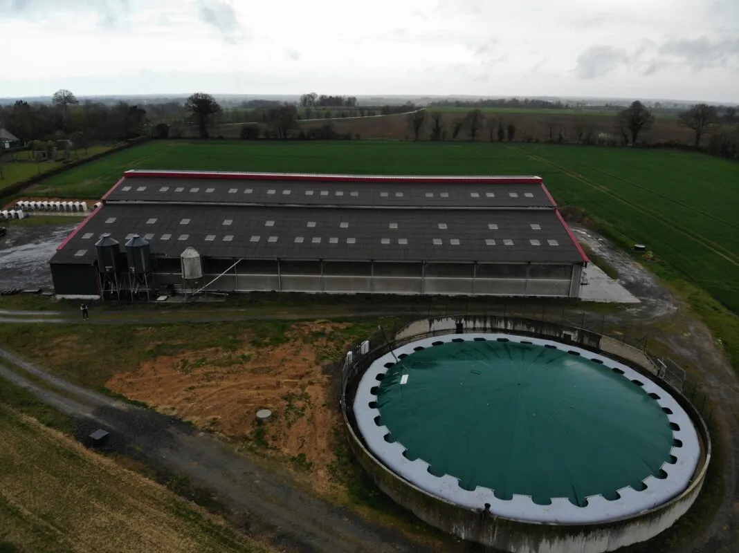 Vue aérienne d'un bâtiment agricole et d'une fosse à lisier recouverte