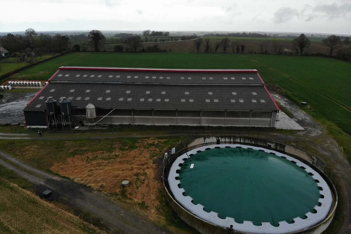 Vue aérienne d'un bâtiment agricole et d'une fosse à lisier recouverte - Illustration De l’énergie à revendre