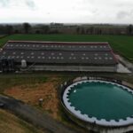 Vue aérienne d'un bâtiment agricole et d'une fosse à lisier recouverte