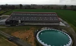 Vue aérienne d'un bâtiment agricole et d'une fosse à lisier recouverte