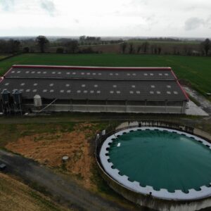 Vue aérienne d'un bâtiment agricole et d'une fosse à lisier recouverte