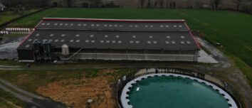 Vue aérienne d'un bâtiment agricole et d'une fosse à lisier recouverte