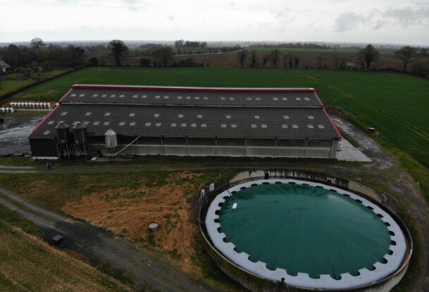 Vue aérienne d'un bâtiment agricole et d'une fosse à lisier recouverte