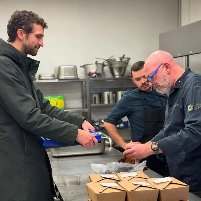 Livraison d'algues fraîches au chef du Centre Culinaire de Rennes.