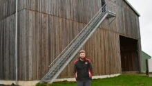 Le bâtiment est bardé de bois avec un escalier