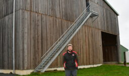 Le bâtiment est bardé de bois avec un escalier