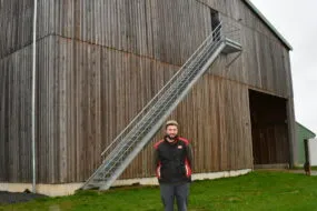 Le bâtiment est bardé de bois avec un escalier