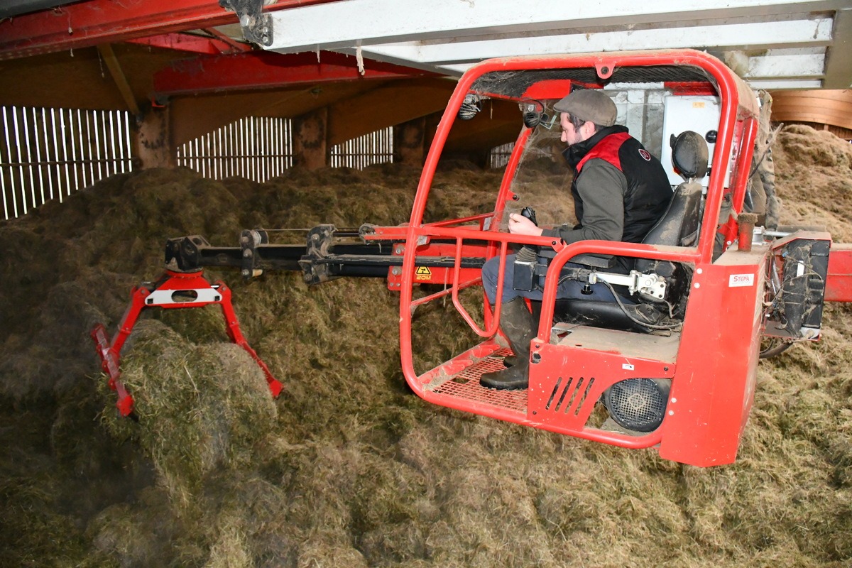 Dans la cabine, Cyril Courcelle pilote la griffe à foin.