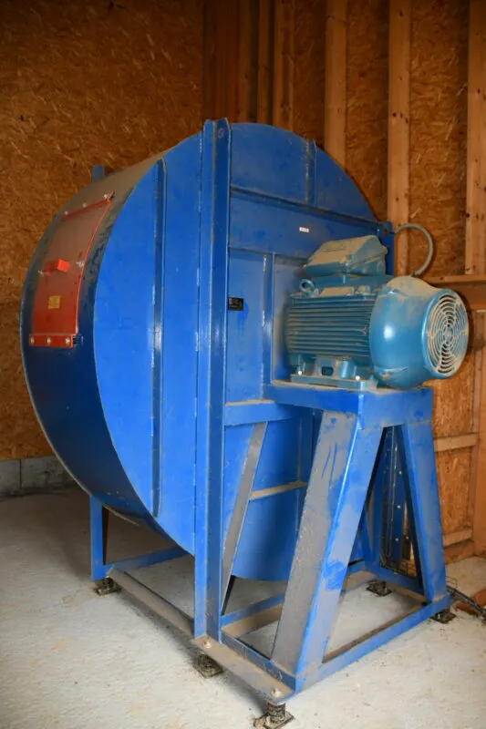 La soufflerie aspire l’air sous les panneaux et le renvoie sous les fourrages.