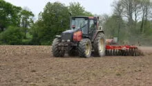 Tracteur qui désherbe avec une houe rotative