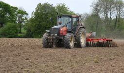 Tracteur qui désherbe avec une houe rotative