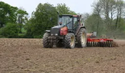 Tracteur qui désherbe avec une houe rotative