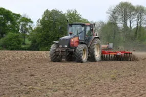 Tracteur qui désherbe avec une houe rotative