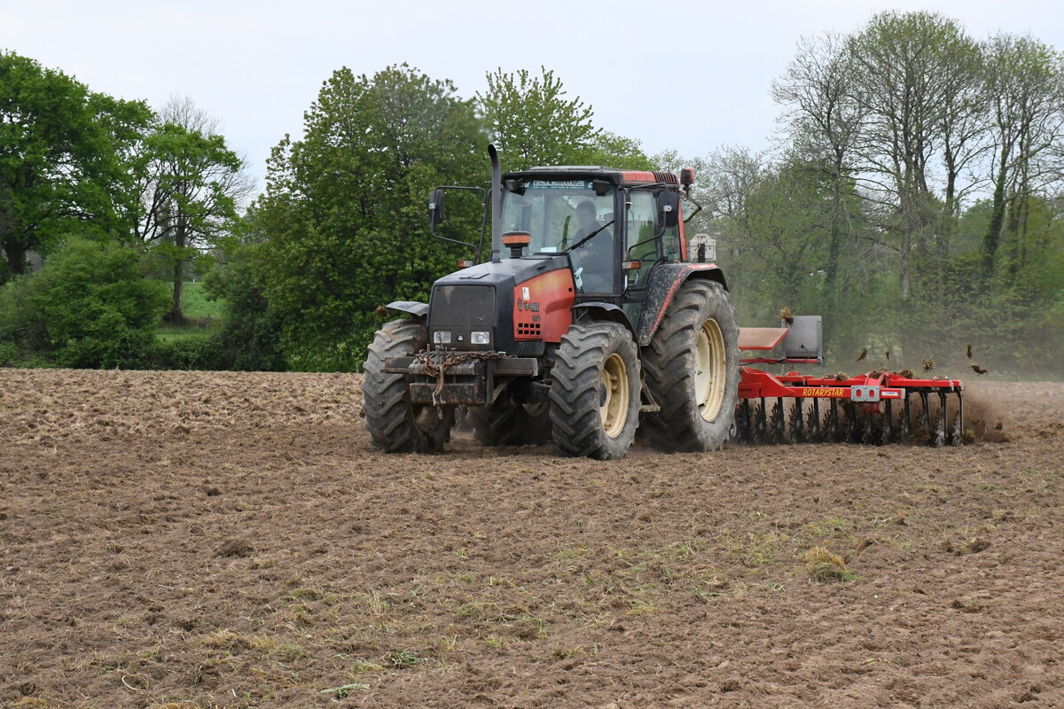 Tracteur qui désherbe avec une houe rotative - Illustration Sans labour colle avec désherbage mécanique