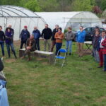 Le groupe avec des serres sur la parcelle