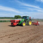 Un tracteur dans un champ en train de semer du maïs