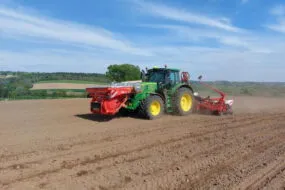 Un tracteur dans un champ en train de semer du maïs