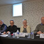 Quatre personnes à une tribune