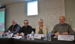 Quatre personnes à une tribune
