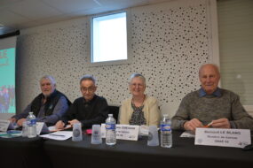 Quatre personnes à une tribune