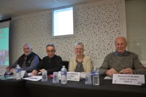 Quatre personnes à une tribune