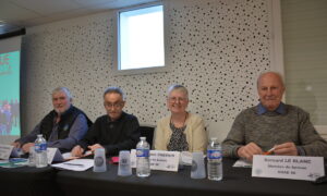 Quatre personnes à une tribune