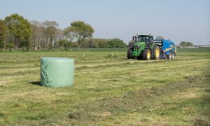 un combiné presse enrubanneuse au travail dans un champ