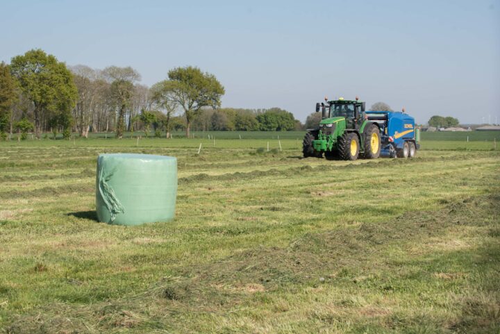 un combiné presse enrubanneuse au travail dans un champ