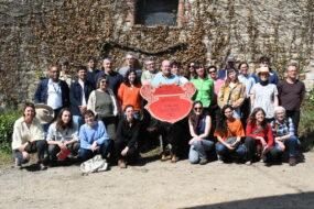 Les participants posent pour une photo souvenir