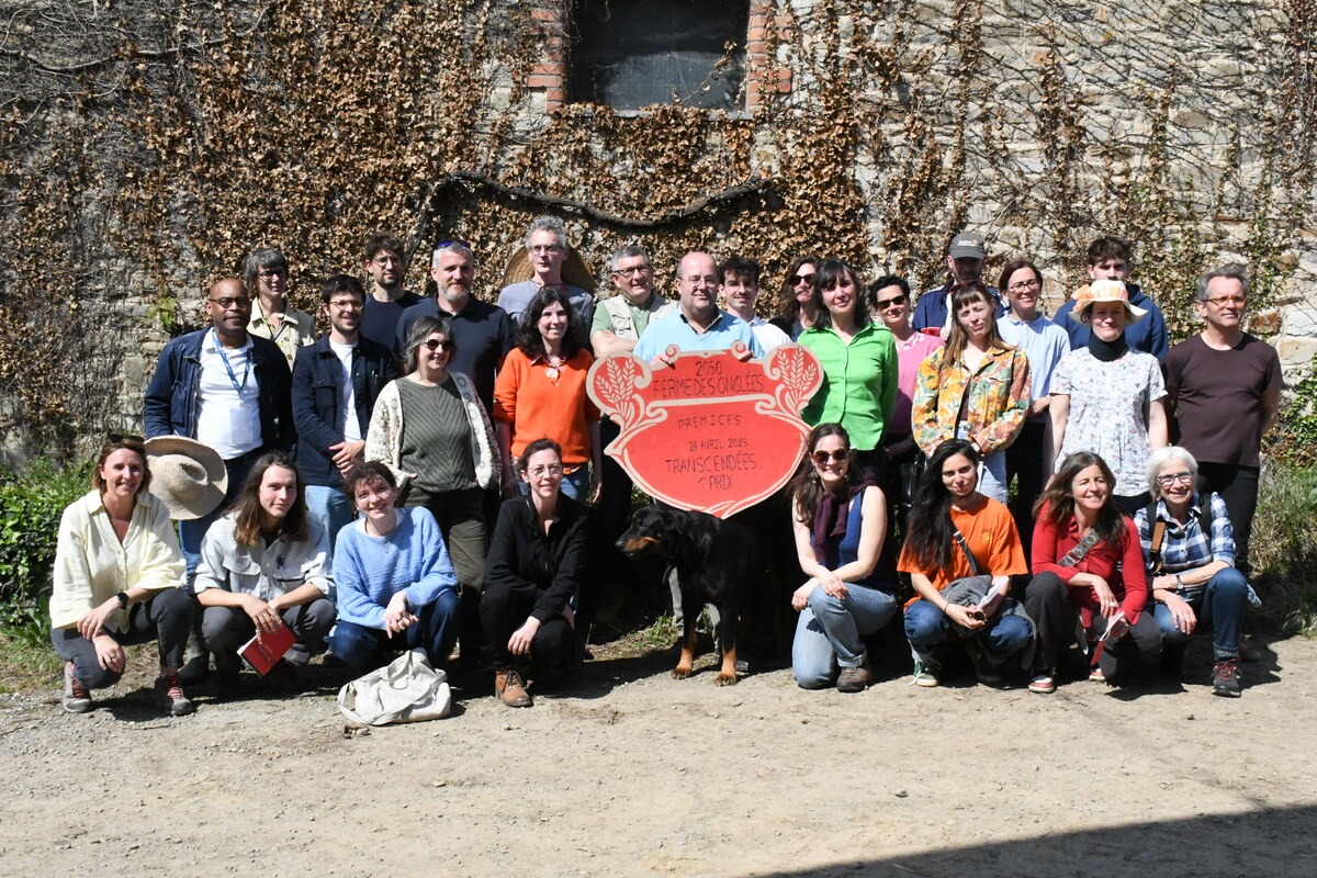 Les participants posent pour une photo souvenir - Illustration Imaginer l’avenir en ‘inter-mondes’
