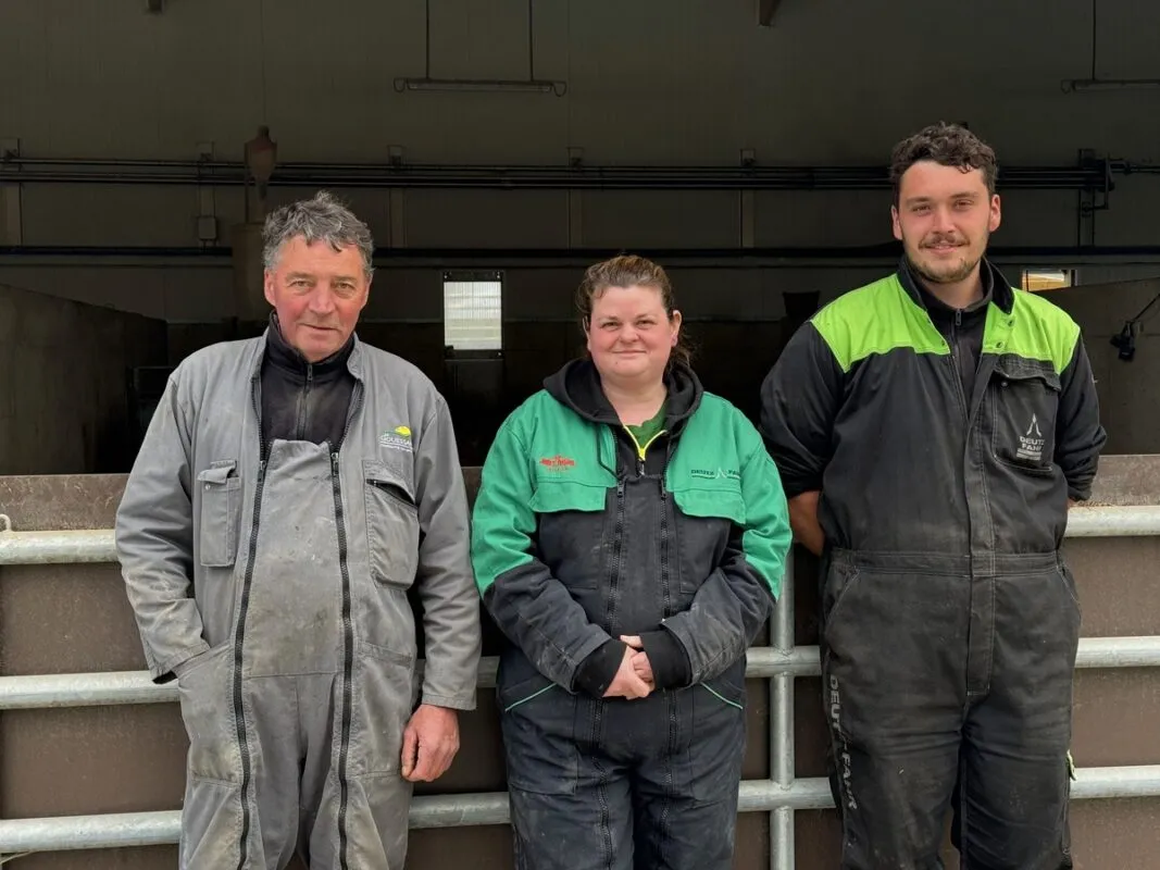 Deux hommes et une femme dans un élevage porcin