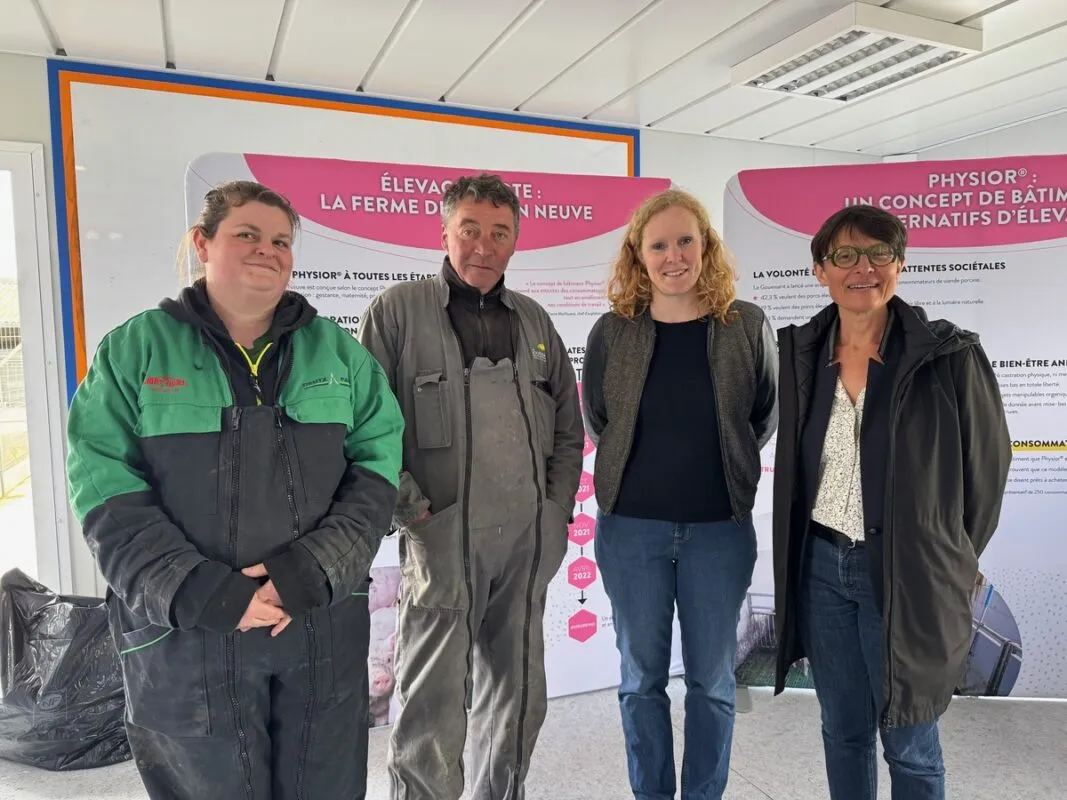 L’éleveur Pierre Morfouace accompagné de sa salariée Noémie Studer et de
Mathilde Radek et Christelle Houdard de la coopérative Le Gouessant.