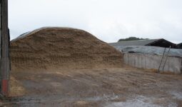 Un silo d'ensilage sur un élevage laitier.