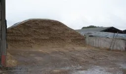 Un silo d'ensilage sur un élevage laitier.