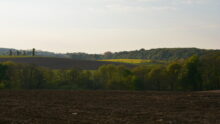 paysage breton avec champ labouré au premier plan
