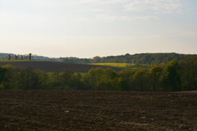 paysage breton avec champ labouré au premier plan