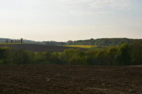 paysage breton avec champ labouré au premier plan