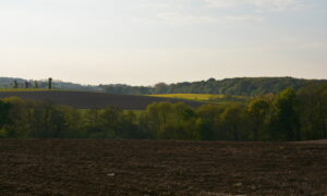 paysage breton avec champ labouré au premier plan