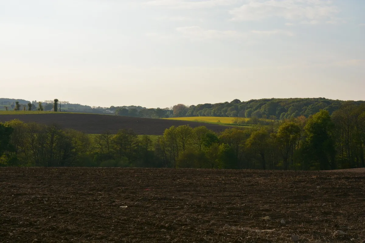 paysage breton avec champ labouré au premier plan - Illustration 140 M€ de crédits annulés