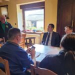 Des personnes en discussion autour d'une table