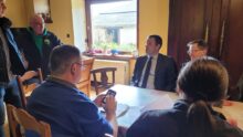 Des personnes en discussion autour d'une table