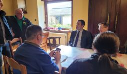 Des personnes en discussion autour d'une table