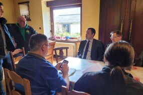Des personnes en discussion autour d'une table