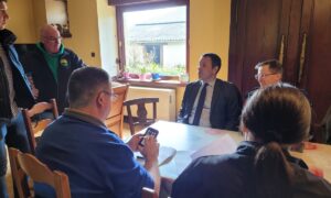 Des personnes en discussion autour d'une table