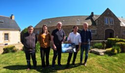 5 personnes lors d'une remise de lot (une TV)